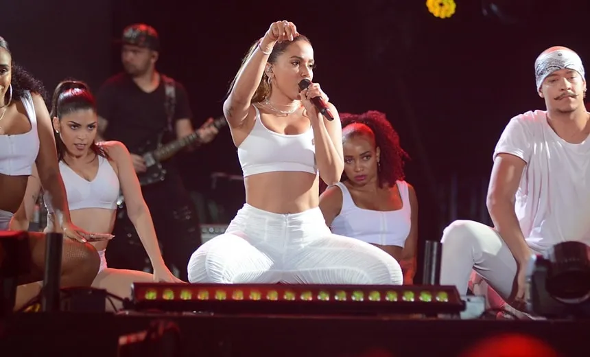 Vídeo: Anitta sensualiza e ‘causa’ com calça transparente no Festival Virada Salvador
