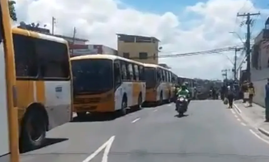VEJA VÍDEO: Trabalhadores do transporte complementar protestam ‘por colega’ em Cajazeiras