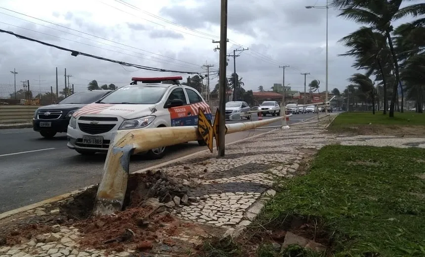 Poste de iluminação cai e prejudica trânsito na orla de Piatã