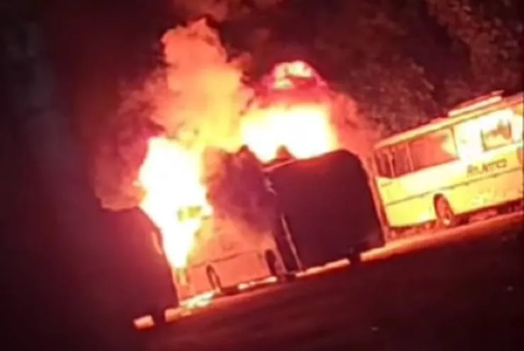 Homem ateia fogo em três ônibus e um carro na Bahia; autor teria agredido companheira antes da ação
