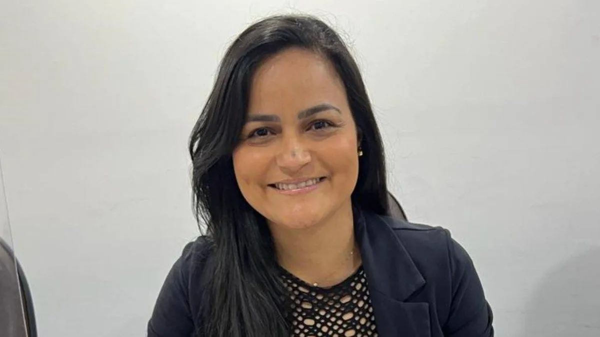 Câmara de Lauro de Freitas reconduz Débora Régis ao cargo; vereadora havia sido cassada