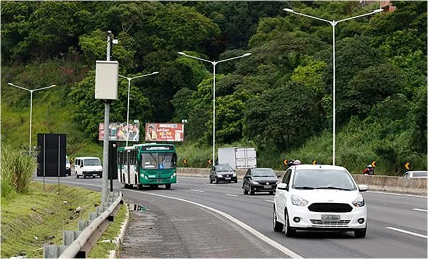 Movimento é intenso ao longo da BR-324 durante véspera de feriado