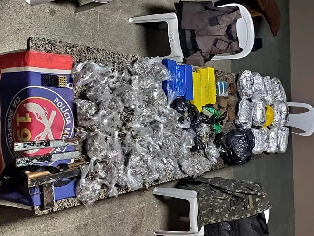 PM apreende 25 kg de maconha e uma metralhadora em Fazenda Coutos