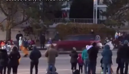 Tragédia: com carro em alta velocidade, motorista invade desfile de Natal e deixa mortos; vídeo mostra ação 