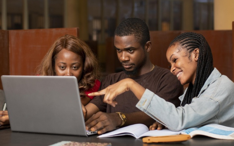 Os pr&eacute;-vestibulares comunit&aacute;rios surgiram nos anos 1990 como iniciativas sociais para ampliar o acesso de estudantes de baixa renda ao ensino superior/Foto: Freepik&nbsp;