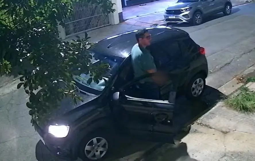 VÍDEO: pastor é flagrado se masturbando na frente de duas mulheres na rua