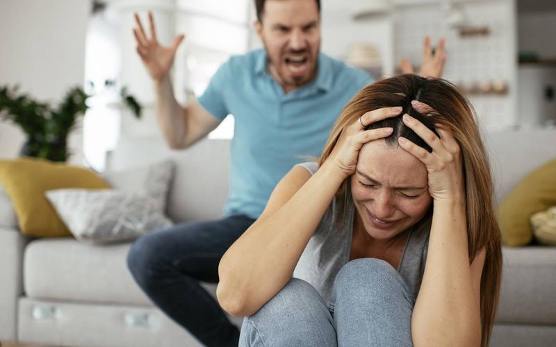 Al&eacute;m da agress&atilde;o f&iacute;sica, a viol&ecirc;ncia pode ser psicol&oacute;gica, moral, sexual e patrimonial, muitas vezes dif&iacute;ceis de identificar, mas igualmente graves/Foto: Freepik&nbsp;