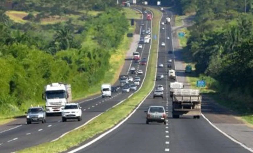 BR-324: motorista perde controle de caminhão e veículo capota na rodovia; acidente ocorreu no KM 587 (Candeias)
