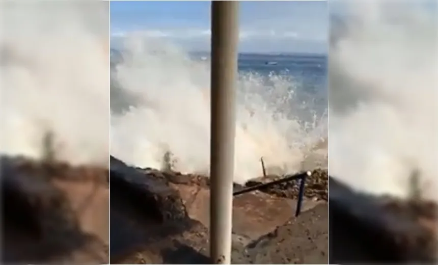 Fortes ondas destroem píer de restaurante e barcos na Gamboa, em Salvador