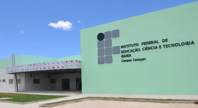 DENÚNCIA: Suspeitos de assalto são agredidos por PMs dentro de campus de campus Federal na Bahia; Comando rebate