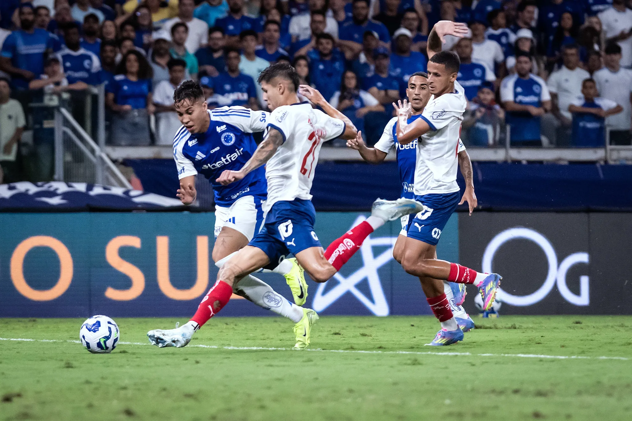 Bem posicionados na tabela Bahia e Cruzeiro duelam pelo Brasileirão