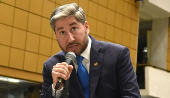 Deputado acusado de passar mão em seio de colega parlamentar é expulso do partido; "vitória feminista", diz vítima