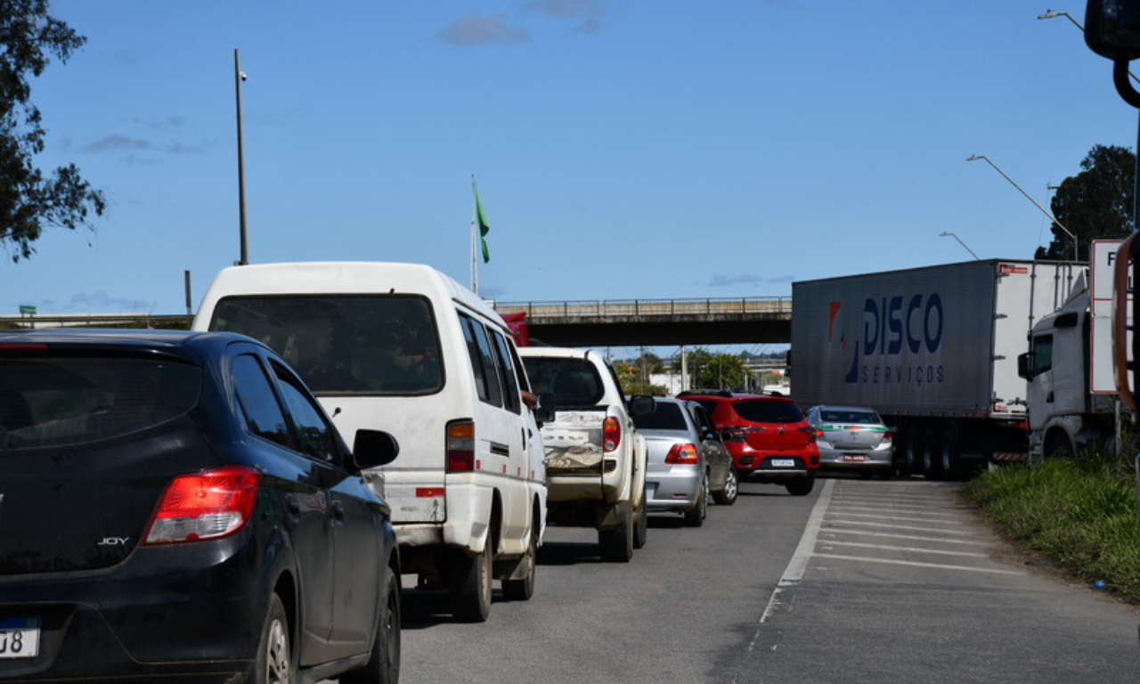 Acidente com caminhão provoca interdição na BR-116, em Vitória da Conquista. Foto: Divulgação
