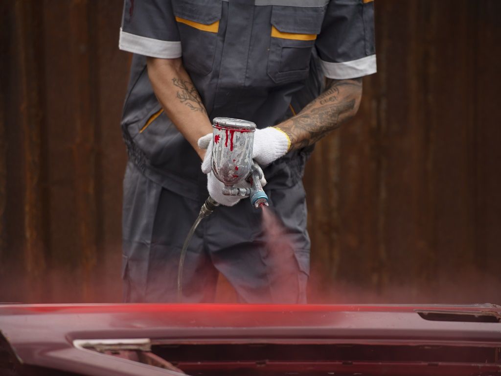 As vagas de emprego em Salvador e RMS nesta sexta estão: pintor de automóveis, assistente administrativo, servente de limpeza, garagista e borracheiro. Foto: Ilustrativa/Freepik