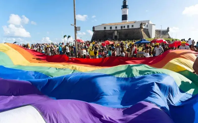 Salvador ser&aacute; palco da 23&ordf; Parada do Orgulho LGBT+ Bahia neste domingo (6). O evento ter&aacute; trios el&eacute;tricos, apresenta&ccedil;&otilde;es art&iacute;sticas, homenagens e a&ccedil;&otilde;es de valoriza&ccedil;&atilde;o da cidadania no circuito Barra/Ondina/Foto: Thales Antonio/Divulga&ccedil;&atilde;o&nbsp;