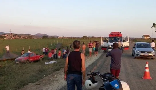 Avó e neta de 6 anos morrem após caminhonete capotar no extremo sul baiano; vítimas estariam na carroceria