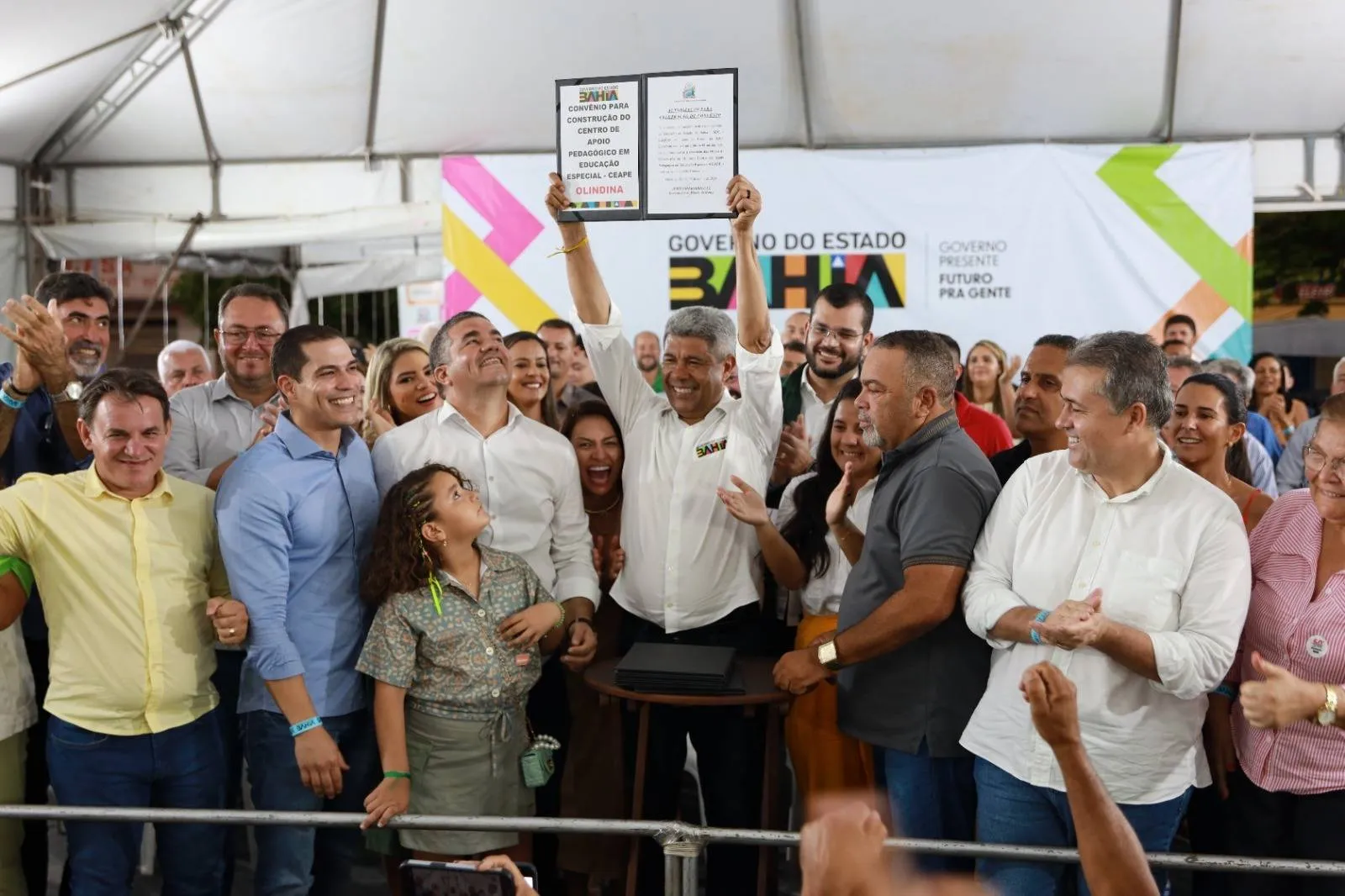 Governador participa de entrega de UBS e escola e promete convênios em Olindina