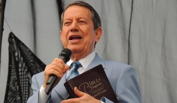 Vídeo mostra pastor R. R. Soares garantindo que 'água consagrada' por ele cura Covid-19