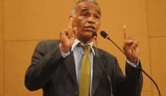 Vídeo: Pastor Sargento Isidório é vacinado contra a Covid-19 com bíblia na mão e fazendo oração