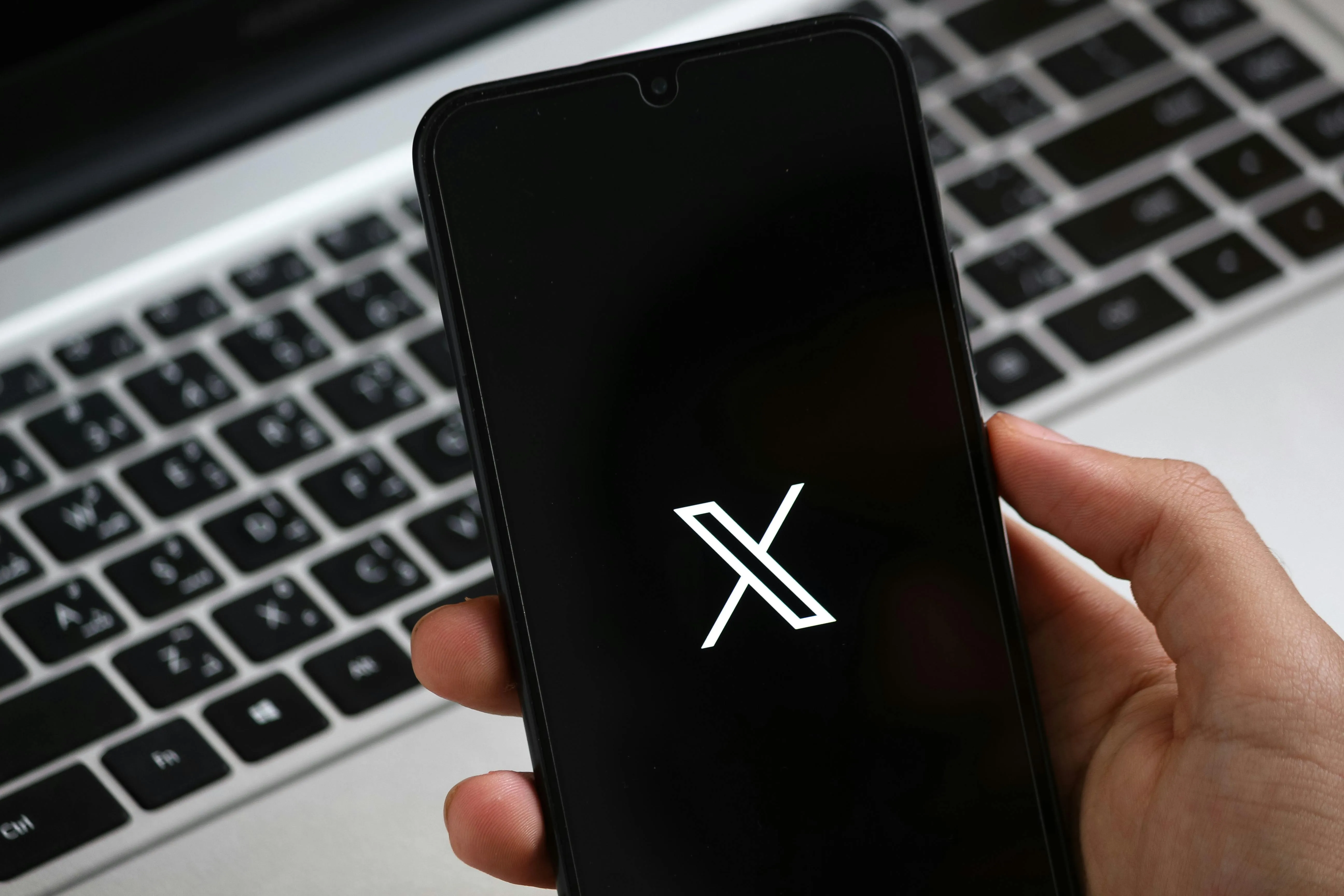 X (antigo Twitter) cai e afeta usuários no Brasil e em outros países