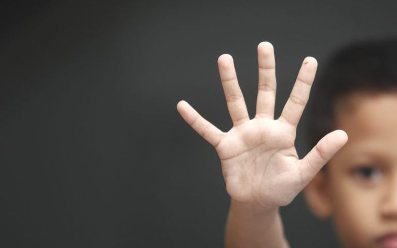 Agress&atilde;o contra crian&ccedil;as e adolescentes pode ser denunciada de forma an&ocirc;nima pelo Disque 100. O servi&ccedil;o funciona 24 horas por dia/Foto: Freepik