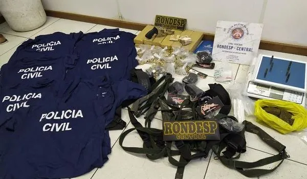Membros de quadrilha em Salvador são flagrados com camisas falsas da Polícia Civil
