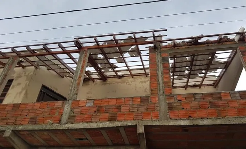 Chuva acompanhada de fortes rajadas de vento causa estragos no interior da Bahia