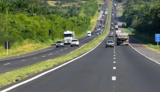 Irmãos morrem após acidente entre carro e caminhão na BR-324