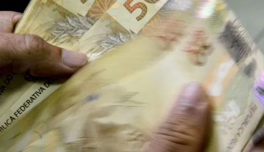 Salário mínimo deve ir a R$ 1.302 conforme orçamento; valor é R$ 8 maior que a LDO