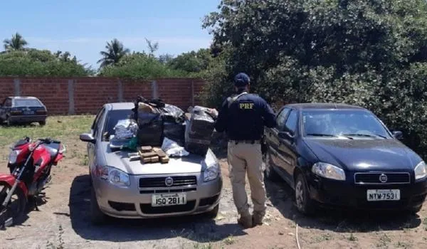 PRF e PM apreendem quatro veículos roubados, 110 kg de maconha e 5 kg de cocaína em Santo Estêvão