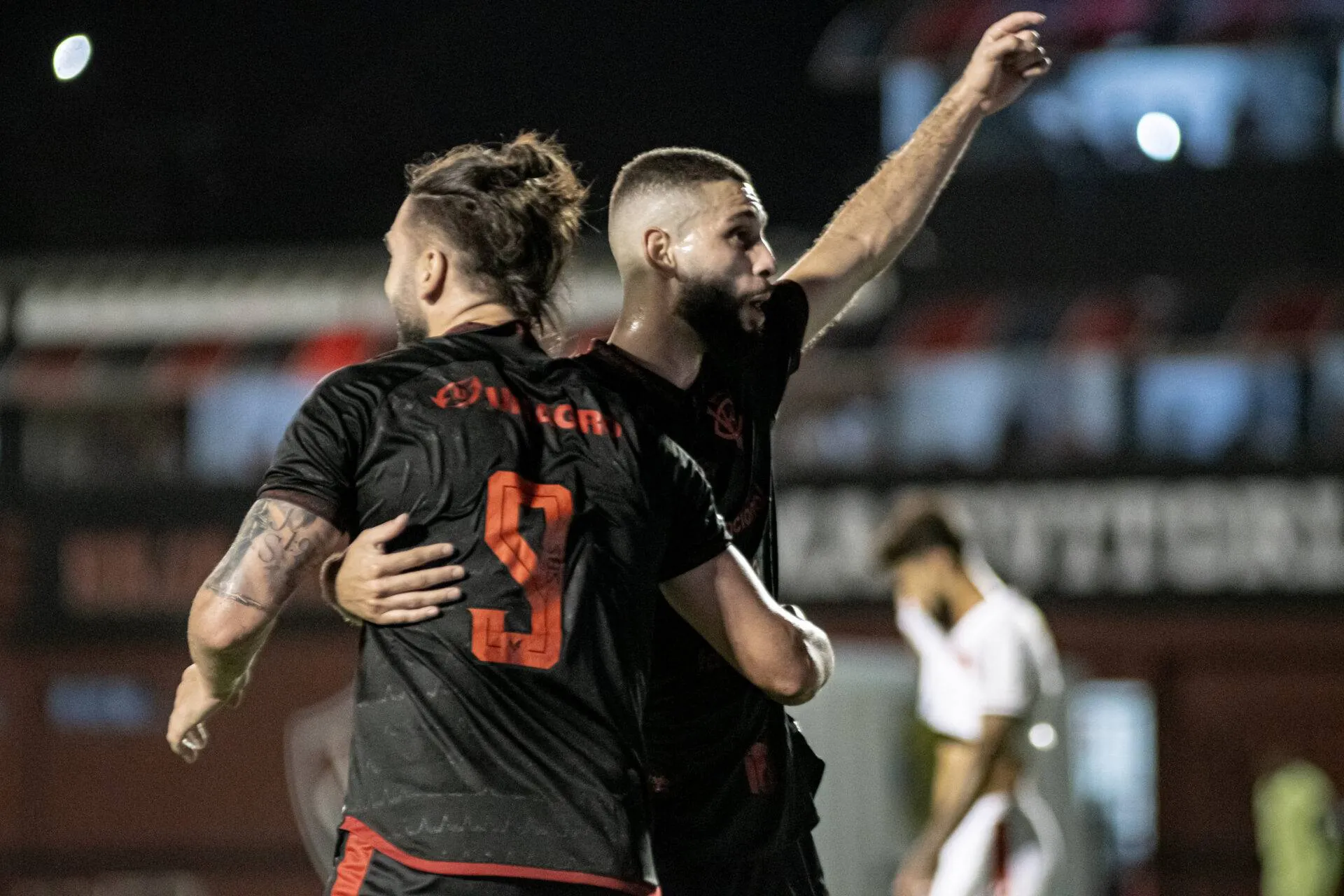 Vitória resolve no 2º tempo e vence o Botafogo-SP no Barradão