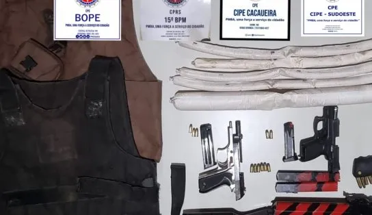 Quatro suspeitos de assalto a banco morrem em confronto com a polícia; outros fugiram