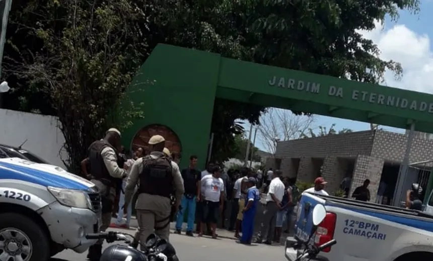  Tiroteio em enterro de cantor deixa um morto e um ferido em Camaçari; veja vídeos