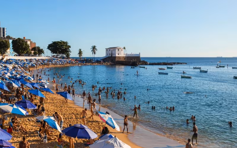 Durante o ver&atilde;o, o Porto da Barra registra um dos maiores fluxos de banhistas de Salvador, especialmente nos fins de tarde, quando as &aacute;guas ficam ainda mais calmas e a visibilidade aumenta/Foto: Igor Santos / Secom PMS 