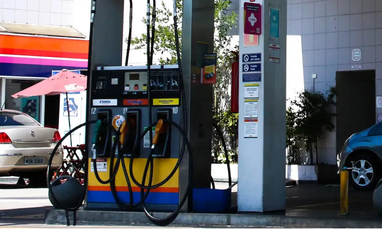 Pai esquece filhas em posto de gasolina e retorna 40 km para buscá-las