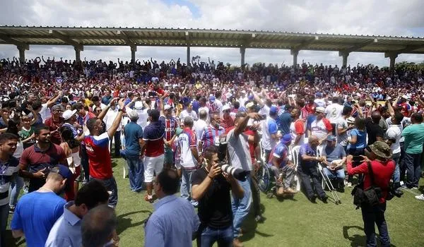 Torcedores do Bahia fazem a festa no CT Evaristo de Macedo em dia de inauguração; veja vídeos