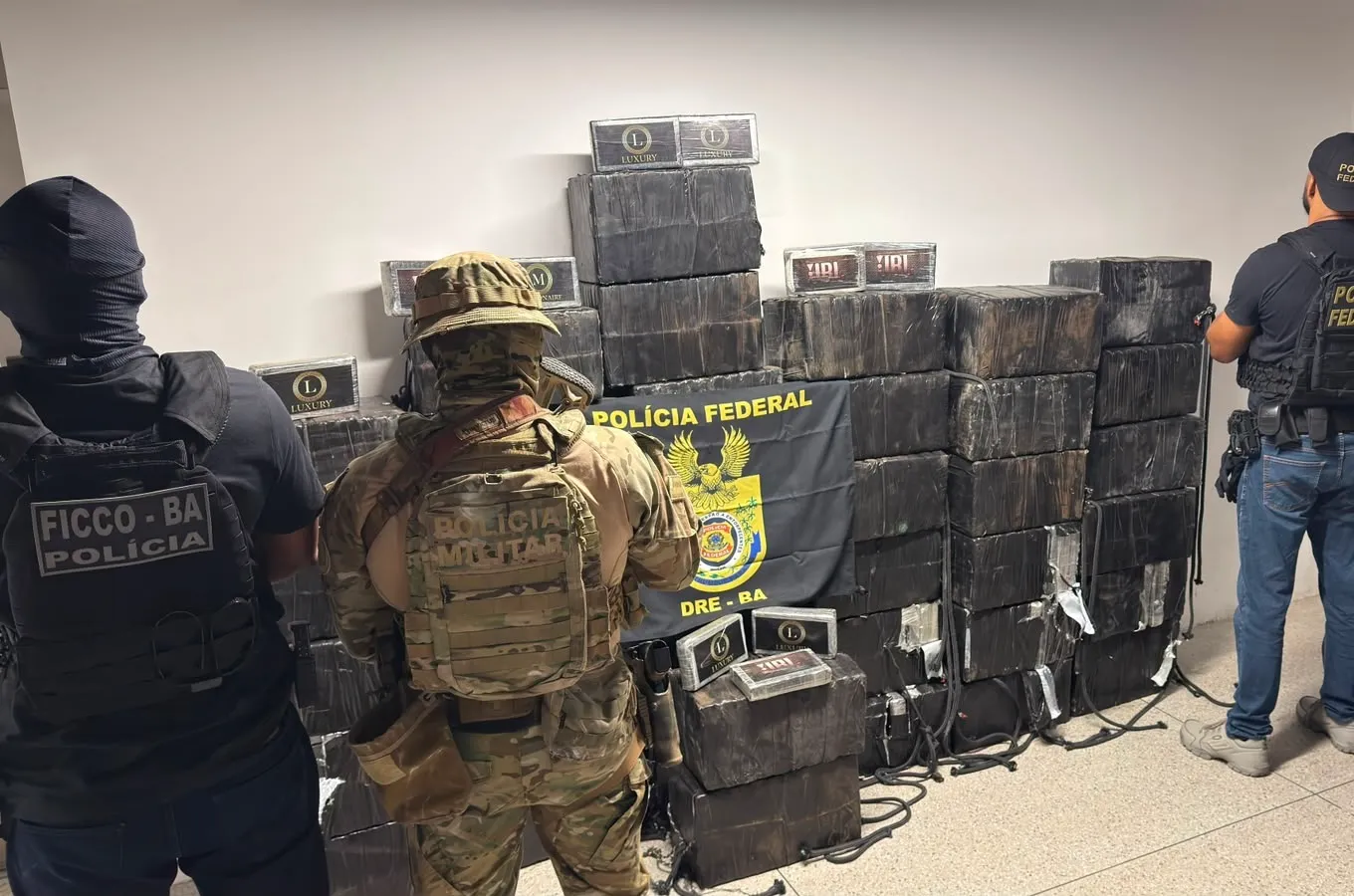 Carga de 1 tonelada de cocaína que seguiria para a Europa é apreendida em Salvador