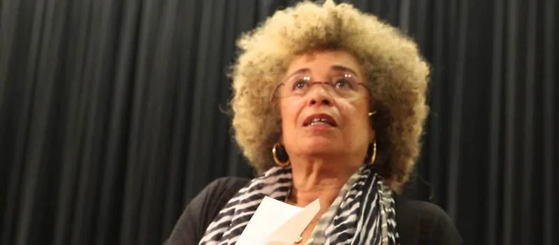AO VIVO: Ativista e intelectual norte-americana realiza palestra na Reitoria da Ufba; Confira