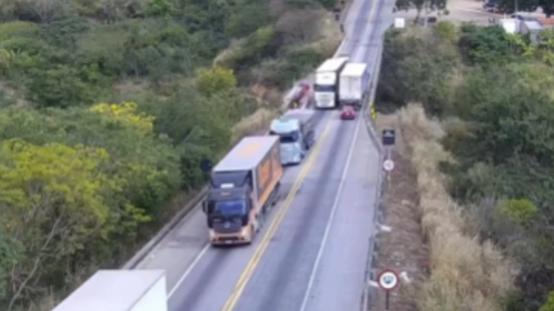 Carreta desgovernada lança carro de ponte na Bahia e deixa 5 feridos; vídeo