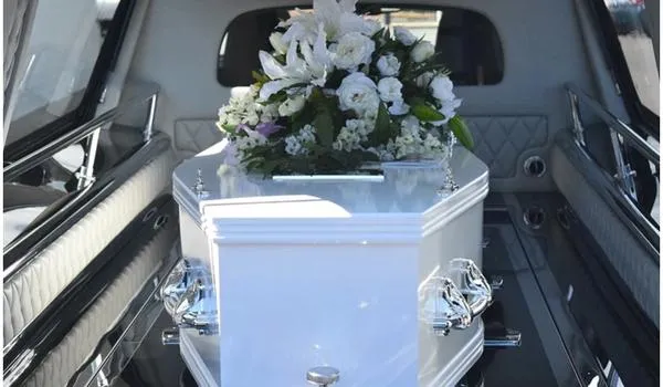 Declarada morta, mulher é encontrada viva e provoca susto em empregados de funerária