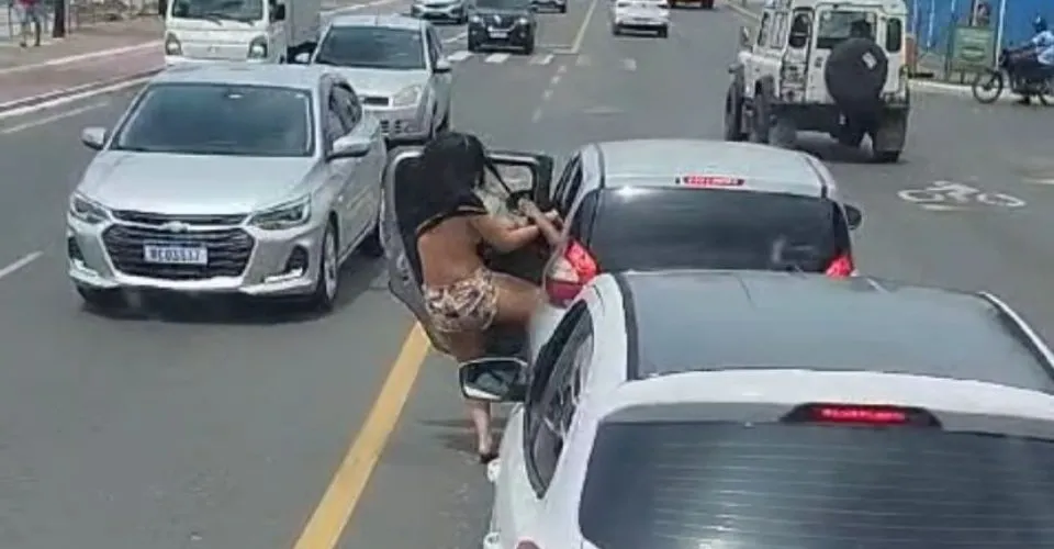 Vídeo: Mulher é empurrada para fora de carro durante briga na avenida Octávio Mangabeira