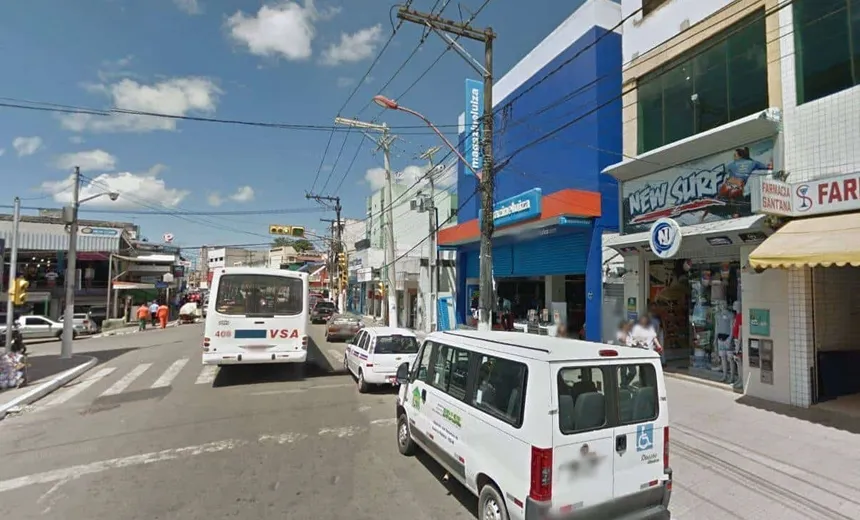 Bandidos arremessam carro e arrombam loja comercial em Simões Filho