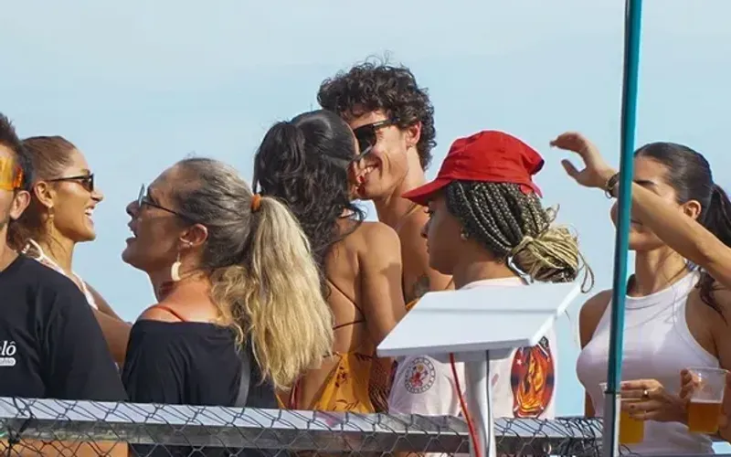 Bruna Marquezine e Shawn Mendes curtiram juntos a folia, mostrando sintonia e muita divers&atilde;o no trio de Ivete Sangalo, um dos momentos mais comentados da festa/Foto: @zainzamecc/Ag. F Pontes