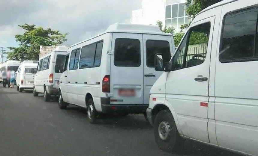 Trabalhadores de transporte alternativo fazem protesto nas ruas de Salvador