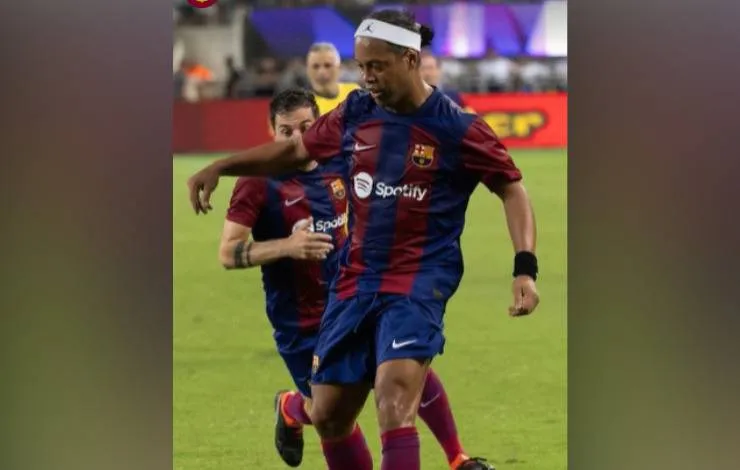 Driblou! Fã tenta abraçar Ronaldinho, mas jogador mostra talento para se esquivar; veja vídeo