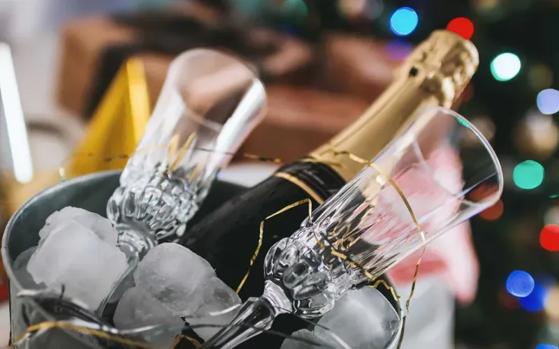 A bebida mais consumida no R&eacute;veillon &eacute; a cerveja, especialmente em termos de volume, mas o espumante (ou champanhe) &eacute; o grande protagonista simb&oacute;lico para o brinde da virada/Foto: Reprodu&ccedil;&atilde;o