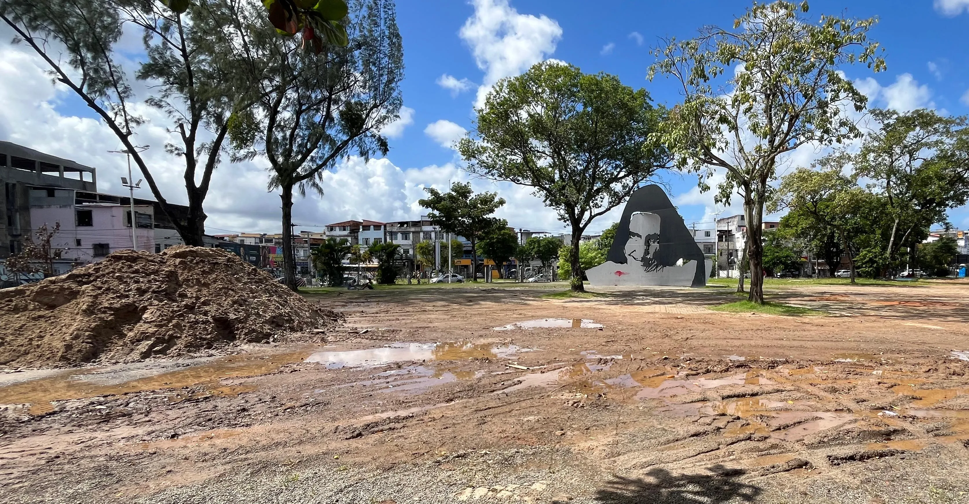 Prefeitura de Salvador notifica governo para retirar canteiro de obras em praça de Irmã Dulce