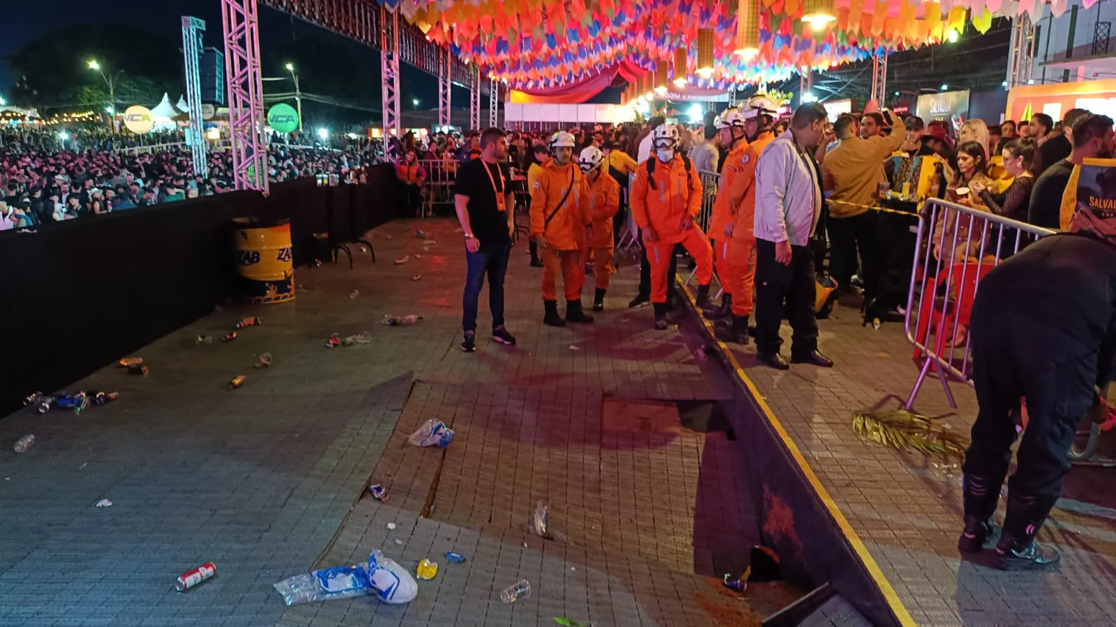 Parte do piso de um camarote cedeu durante a madrugada desta quarta-feira (24), durante o Arraiá da Conquista.