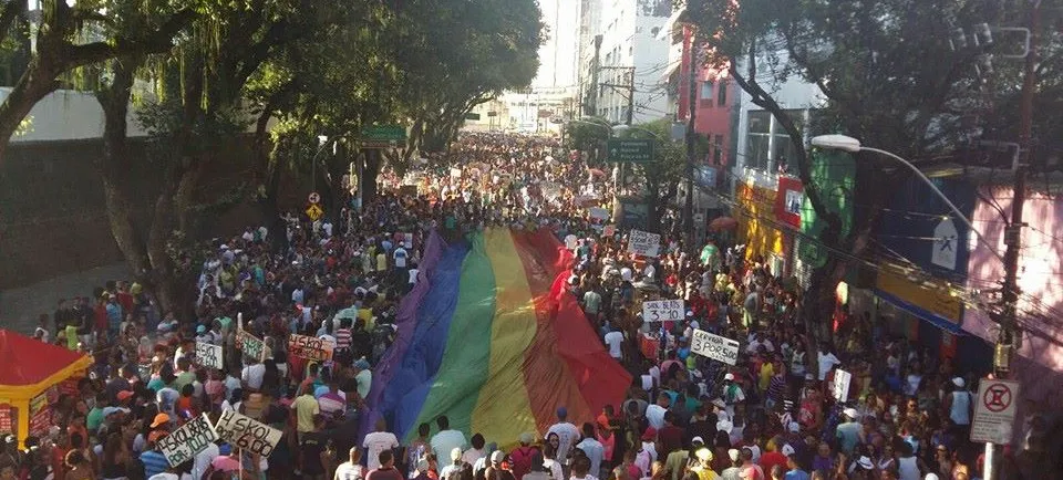 14ª Parada Gay da Bahia toma conta do centro de Salvador