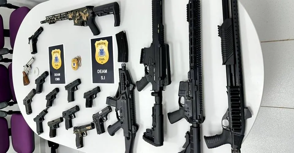 Fuzis, pistolas, submetralhadora e escopeta são apreendidos em endereços de alto padrão, em Salvador